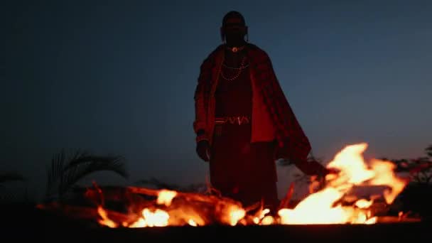 一个来自非洲部落的男人穿着传统服装 靠近火堆 非洲的夜晚 肯尼亚 — 图库视频影像