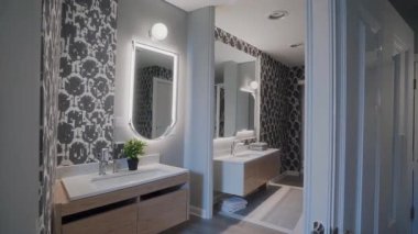 Bu şık banyo vitrinleri gösterişli, modern eşyalar, zarif çiçek duvar kağıtları ve güzel bir çağdaş tasarım.