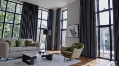 Geniş pencereleri, modern mobilyaları ve doğal ışık bolluğu ile karakterize edilmiş zarif bir yaşam alanı.