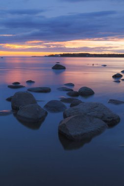Günbatımı deniz manzarası, Baltık kıyıları kaya parçaları, uzun pozlama.