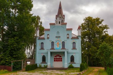 CINEVILLA, LATVIA 28 HAZİRAN 2022: Açık hava müzesi ve sinema dekorasyonlarının çekildiği yer Letonya 'nın Tukums kentinden çok uzak değil.