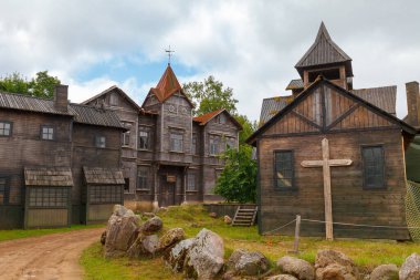 CINEVILLA, LATVIA 28 HAZİRAN 2022: Açık hava müzesi ve sinema dekorasyonlarının çekildiği yer Letonya 'nın Tukums kentinden çok uzak değil.