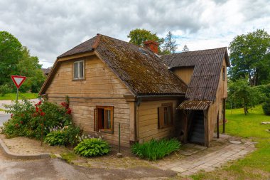 TALSI, LATVIA, 10 Eylül 2022: Talsi, Letonya. Sonbaharın başlarında dış binalar.