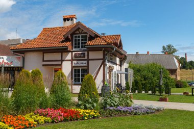 TALSI, LATVIA, 10 Eylül 2022: Talsi, Letonya. Sonbaharın başlarında dış binalar.