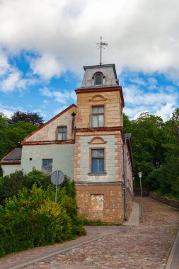 TALSI, LATVIA, 10 Eylül 2022: Talsi, Letonya. Sonbaharın başlarında dış binalar.