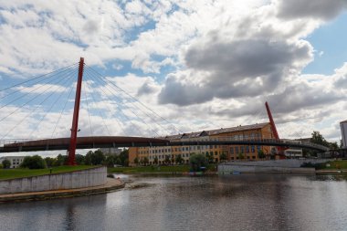 JELGAVA, LATVIA - 20 EYLÜL 2022: Köprüleri olan şehir manzarası