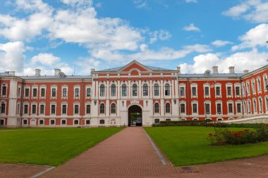 Jelgava Sarayı 18. yüzyılda Rastrelli tarafından inşa edilen Baltık devletlerinin en büyük Barok tarzı sarayıdır. Jelgava, Letonya. Günümüzde Letonya Tarım Üniversitesi.