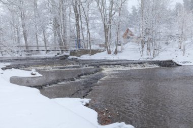 Kışın nehir taşar. Karlı hava. Joaveski, Estonya