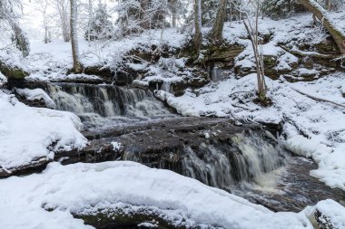 Vasaristi kışın küçük çağlayanı, Lahemaa Ulusal Parkı, Estonya. Uzun pozlama