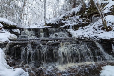 Vasaristi kışın küçük çağlayanı, Lahemaa Ulusal Parkı, Estonya. Uzun pozlama