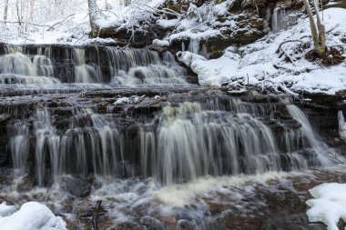 Vasaristi kışın küçük çağlayanı, Lahemaa Ulusal Parkı, Estonya. Uzun pozlama