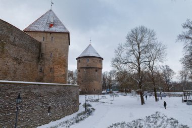 Tallinn eski kasaba savunma kuleleri ve kışın duvar manzarası. Karlı hava