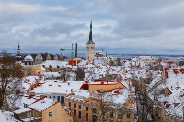 TALLINN, ESTONIA - 15 Ocak 2023: Kar yağdıktan sonra Tallinn 'deki eski evlerin çatıları karla kaplı