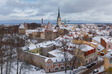 TALLINN, ESTONIA - 15 Ocak 2023: Kar yağdıktan sonra Tallinn 'deki eski evlerin çatıları karla kaplı