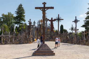 Siauliai, Litvanya - 11 Haziran 2023: Haçlar Tepesi, Kryziu Kalnas, Litvanya. Katolik hac yolculuğunun ünlü bir yeridir..