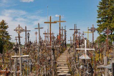 Haçlar Tepesi, Kryziu Kalnas, Litvanya. Katolik hac yolculuğunun ünlü bir yeridir..