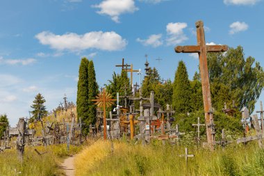 Haçlar Tepesi, Kryziu Kalnas, Litvanya. Katolik hac yolculuğunun ünlü bir yeridir..