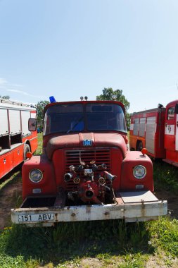 Jarva-Jaani, Estonya, 17 Temmuz 2021: eski paslı arabalar ve kamyonlar, otobüsler, tramvaylar, farklı renkte itfaiye motorları herkesin görebileceği şekilde açık havada duruyor