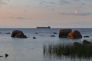 Gün batımında denizde gemi