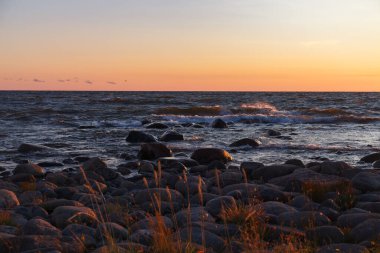Baltık Denizi üzerinde gün batımı. Estonya anakarasının en kuzeyindeki yer olan Purekkari Neem 'in Rocky sahili.