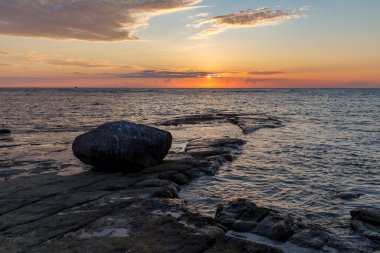Baltık Denizi üzerinde gün batımı. Estonya 'nın kayalık kıyıları.