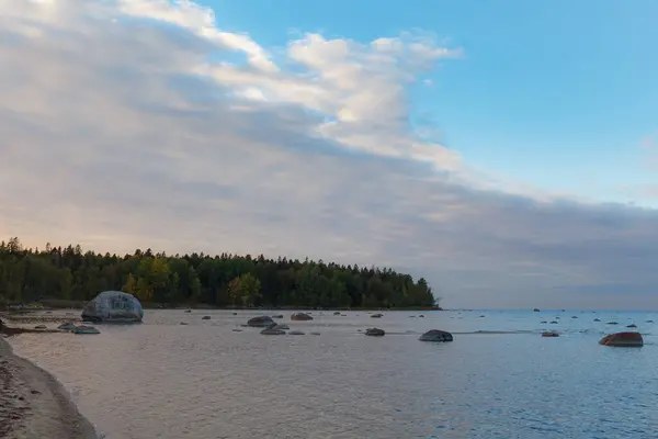 Πέτρες Στην Ακτή Της Βαλτικής Θάλασσας Σύννεφο Ηλιοβασίλεμα — Φωτογραφία Αρχείου