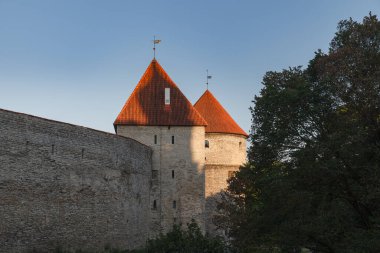 Tallinn eski kasaba duvarları ve kuleleri. Yazın gün batımı.