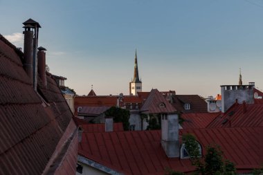 Tallinn eski kasabanın çatı manzarası. Yazın gün batımı.