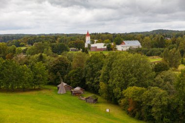 Köy evlerinin kırsal hava manzarası. Estonya.