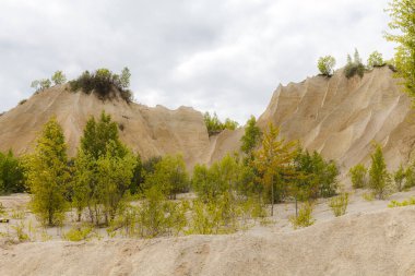 Estonya 'da terk edilmiş Rummu taş ocağı. Eski hapishane ve kumlu tepeler