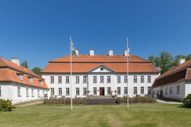 Suuremoisa Estonya 'daki en büyük barok malikanesidir. 1755-60 yılları arasında Stenbock ailesi tarafından dikildi. Hiiumaa, Estonya