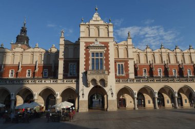 KRAKOW, POLAND - MAYIS, 12, 2018: Kiliseleri ve tarihi binaları olan eski kasabanın merkez pazar meydanı