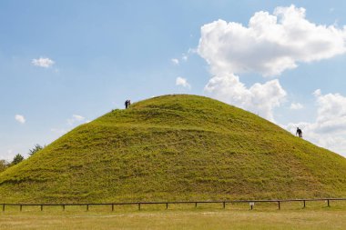 İdeal yeşil tepe ve üzerinde bulutlar olan mavi gökyüzü. Krakus Tepesi, Krakow, Polonya.