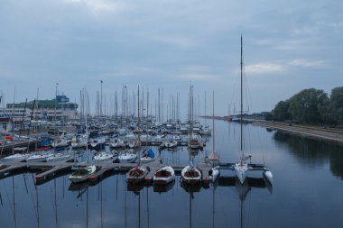 TALLINN, ESTONIA - 5 HAZİRAN 2018: siste yatlar. Nehrin üzerinde sis var. Sudaki yansıma.