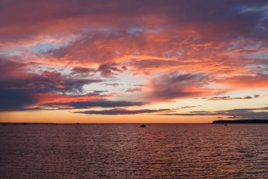 Renkli günbatımında Baltık Denizi kayalık kıyıları. Şaşırtıcı bulut deseni.