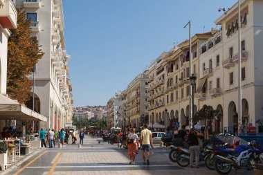 Bu SALONIKI, GREECE - 10 Eylül 2018: Turistlerle şehir manzarası