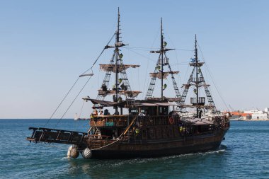 Bu SALONIKI, GRECE- 10 Eylül 2018: Pirate Cafe Bar Teknesi turistlerle dolu