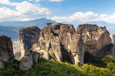 Meteora Yunanistan 'da manastırlarla kaynıyor. Yaz gündüz.
