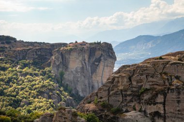 Meteora Yunanistan 'da manastırlarla kaynıyor. Yaz gündüz.