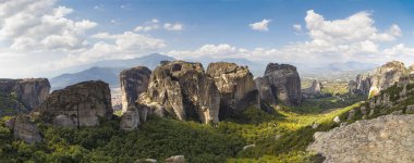 Meteora 'nın Yunanistan' daki manastır manzaralı kayalıkları. Yaz gündüz.