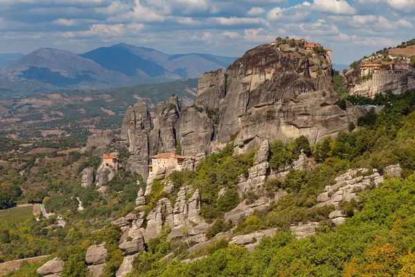 Meteora Yunanistan 'da manastırlarla kaynıyor. Yaz gündüz.