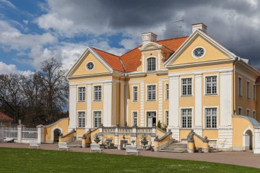 Palmse Malikanesi, Lahemaa Ulusal Parkı 'nın en iyi tarihi mirası. Bulutlu yay dat.