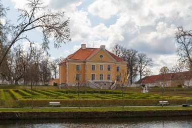 Palmse Malikanesi, Lahemaa Ulusal Parkı 'nın en iyi tarihi mirası. Bulutlu yay dat.