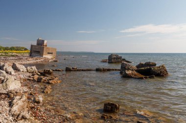 Yüksek deniz feneri Sorve Estonya 'nın Saaremaa adasında en çok tanınan manzarasıdır.