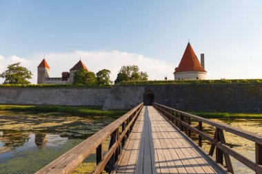 Saaremaa, Estonya 'daki Kuressaare Kalesi. Güneşli yaz günü.