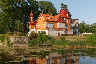 Kuressaare şatosunun yakınındaki eski ahşap ev. Saaremaa Adası, Estonya.