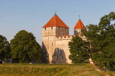 Saaremaa, Estonya 'daki Kuressaare Kalesi. Güneşli yaz günü.