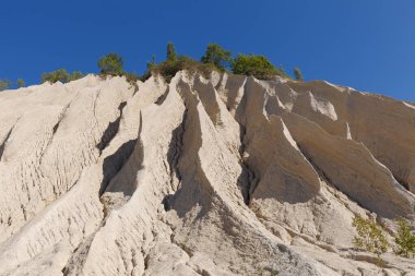 Terk edilmiş taş ocağının kumlu yamaçlarında. Rummu, Estonya