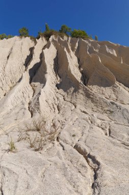 Terk edilmiş taş ocağının kumlu yamaçlarında. Rummu, Estonya