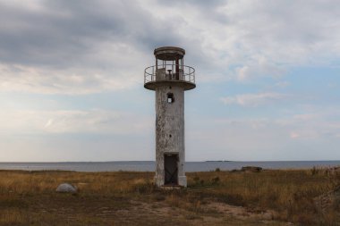 Estonya 'nın Baltık kıyısındaki Cape Neeme' de terk edilmiş eski deniz feneri.